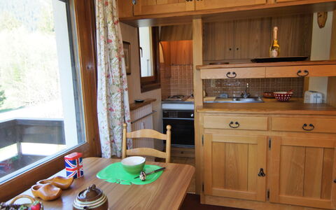 Alpen Roc: Cabinetry, Meubles, Table, Propriété, Vaisselle, Plante, Comptoir, Bâtiment, Evier, Évier
