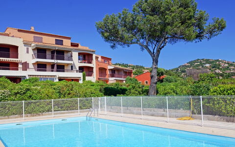 Agay Plage: L'Eau, Ciel, Plante, Bâtiment, Jour, Fenêtre, Bleu Azur, Arbre, Piscine, Architecture