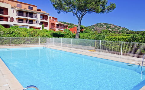 Agay Plage: L'Eau, Bâtiment, Plante, Propriété, Ciel, Fenêtre, Piscine, Bleu Azur, Arbre, Mobilier De Jardin