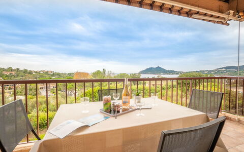 Agay Plage: Ciel, Table, Nuage, Propriété, Meubles, Bâtiment, Chaise, Bois, Design Intérieur, Ombre