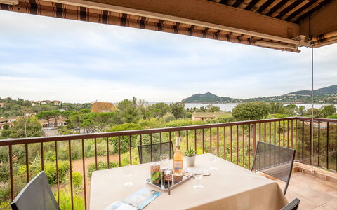 Agay Plage: Ciel, Table, Propriété, Bâtiment, Plante, Meubles, Nuage, Bois, Chaise, Design Intérieur