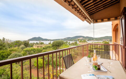 Agay Plage: Ciel, Table, Plante, Nuage, Bâtiment, Arbre, Bois, Design Intérieur, Porche, Chaise