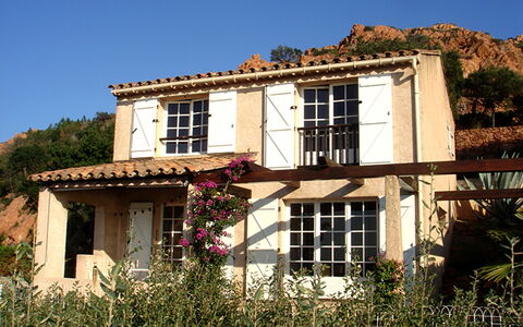 Maison la Galine: Plante, Ciel, Bâtiment, Fenêtre, Bois, Maison, Arbre, Chalet, Matériel De La Propriété