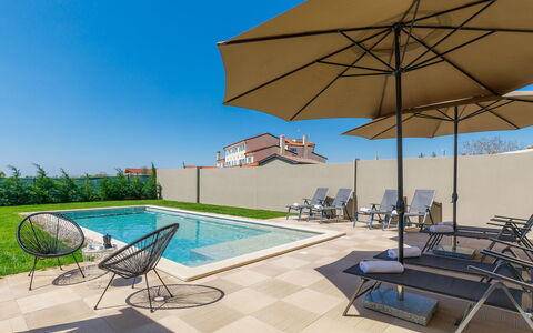 Villa Edi: L'Eau, Plante, Bâtiment, Propriété, Ciel, Meubles, Piscine, Balancelle, Chaise, Ombre