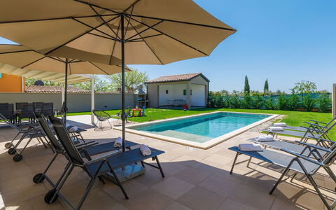 Villa Edi: L'Eau, Plante, Propriété, Piscine, Meubles, Bâtiment, Ciel, Table, Parapluie, Bleu Azur