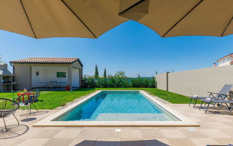 Villa Edi: L'Eau, Plante, Propriété, Piscine, Bâtiment, Ciel, Bleu Azur, Vert, Ombre, Chaise