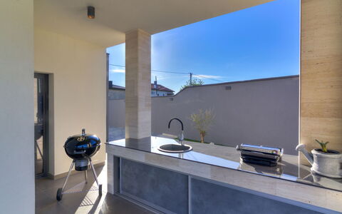 One: L'Eau, Ciel, Propriété, Plante, Bleu Azur, Piscine, Arbre, Loisir, Ombre, Bâtiment