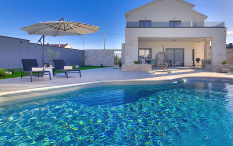 One: L'Eau, Ciel, Propriété, Plante, Bleu Azur, Piscine, Arbre, Loisir, Ombre, Bâtiment