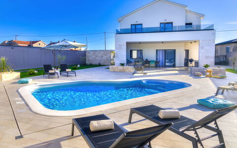 One: L'Eau, Ciel, Propriété, Plante, Bleu Azur, Piscine, Arbre, Loisir, Ombre, Bâtiment