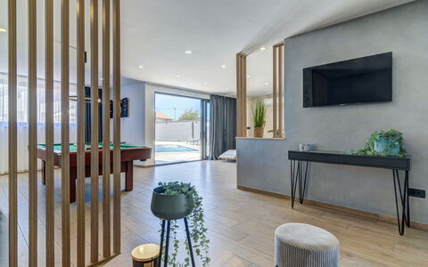 One: L'Eau, Ciel, Propriété, Plante, Bleu Azur, Piscine, Arbre, Loisir, Ombre, Bâtiment