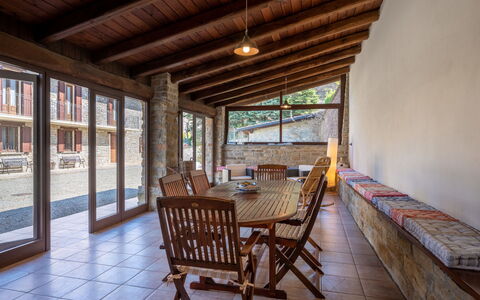 Castellaio: Meubles, Bâtiment, Ciel, Bois, Porche, Design Intérieur, Ombre, Tache De Bois, Sol, Chalet