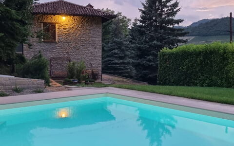 Castellaio: L'Eau, Plante, Propriété, Nuage, Piscine, Ciel, La Nature, Bleu Azur, Bâtiment, Éclairage