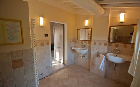 Villa Badia: Miroir, Robinet, Luminaire Plomberie, Évier, Propriété, Bâtiment, Lavabo, Salle De Bains, Design Intérieur, Bois