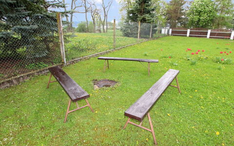 Vlhlavy U Hluboké: Plante, Communauté Des Plantes, Extérieur Banc, Ciel, Arbre, Botanique, Mobilier De Jardin, Nuage, Lot Terre, Bois