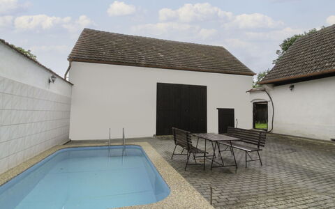 Vlhlavy U Hluboké: Bâtiment, Nuage, Ciel, Propriété, Plante, Ombre, Architecture, Lot Terre, Piscine, Design Intérieur