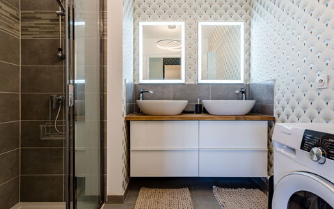 Nouvelle Vague: Miroir, Luminaire Plomberie, Robinet, Évier, Salle De Bains, Armoire De Toilette, Buanderie, Lavabo, Design Intérieur, Cabinetry