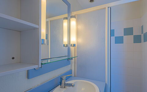 Guidel 604: Design Intérieur, Sol, Luminaire Plomberie, Sol, Plafond, Lavabo, Évier, Plomberie, Salle De Bains, Robinet