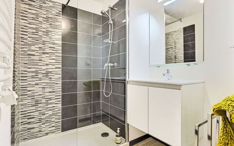Valras Plage 110: Sol, Sol, Design Intérieur, Salle De Bains, Luminaire Plomberie, Tuile, Plomberie, Composite, Armoire De Toilette, Douche