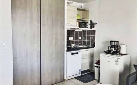 Valras Plage 110: Sol, Sol, Design Intérieur, Meubles, Pièce, Appartement, Lit, Chambre, Cabinetry, Placard
