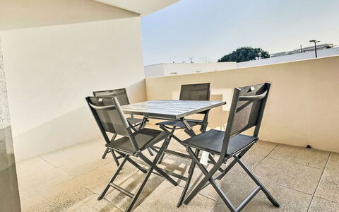 Valras Plage 110: Meubles, Chaise, Mobilier De Jardin, Sol, Sol, Table, Balcon, Tableau De Plein Air, Appartement, Table Cuisine Et Salle A Manger