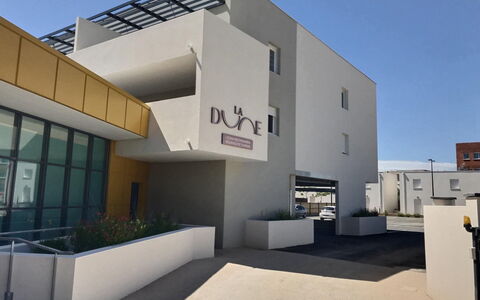 Valras Plage 110: Ciel, Plante, Bâtiment, Jour, Propriété, Arbre, Design Urbain, Quartier, Zone Résidentielle, Suppression Des Plantes Ligneuses