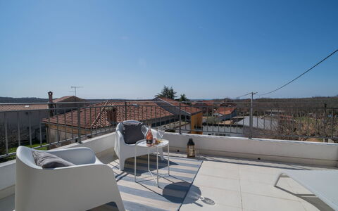 Villa Caterina: Ciel, Plante, Bâtiment, Jour, Propriété, Arbre, Design Urbain, Quartier, Zone Résidentielle, Suppression Des Plantes Ligneuses