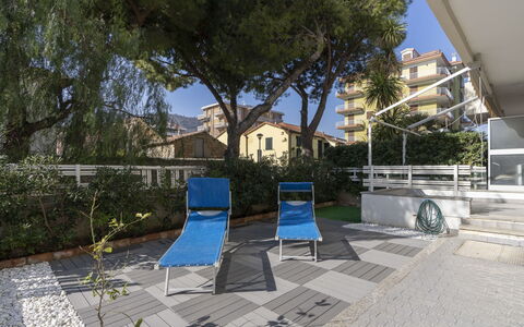 Marina di Andora 713: Ciel, Nuage, Écorégion, Plante, Lot Terre, Bâtiment, Paysage Naturel, Porte, Plaine, Herbe