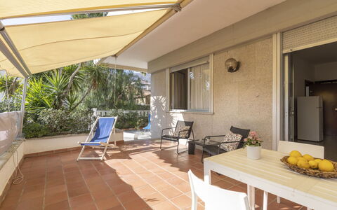 Marina di Andora 713: Ciel, Nuage, Écorégion, Plante, Lot Terre, Bâtiment, Paysage Naturel, Porte, Plaine, Herbe