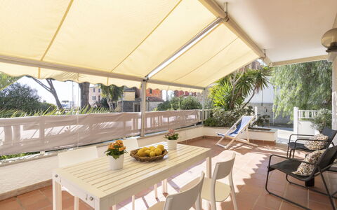 Marina di Andora 713: Ciel, Nuage, Écorégion, Plante, Lot Terre, Bâtiment, Paysage Naturel, Porte, Plaine, Herbe