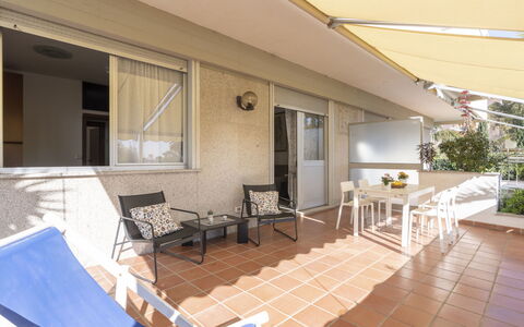 Marina di Andora 713: Ciel, Nuage, Écorégion, Plante, Lot Terre, Bâtiment, Paysage Naturel, Porte, Plaine, Herbe