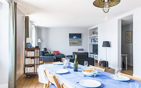 La Vigie: Table, Meubles, Propriété, Vaisselle, Cadre, Chaise, Bleu Azur, Bâtiment, Design Intérieur, Éclairage