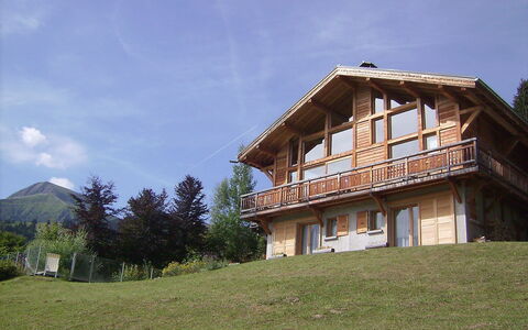 L'Epachat: Maison, Propriété, Domicile, Ciel, Bâtiment, Architecture, Herbe, Immobilier, Biens, Chalet