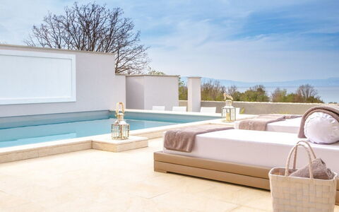 Villa Prestige: L'Eau, Ciel, Nuage, Propriété, Bleu Azur, Rectangle, Design Intérieur, Piscine, Architecture, Ombre