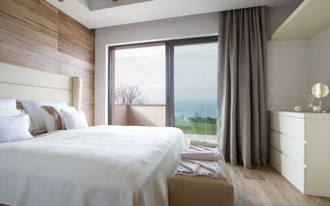 Villa Prestige: Meubles, Cabinetry, Blanc, Bâtiment, Confort, Bleu Azur, Bois, Ombre, Textile