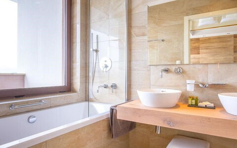 Villa Prestige: Miroir, Marron, Robinet, Luminaire Plomberie, Propriété, Évier, Lavabo, Baignoire, Salle De Bains, Bois