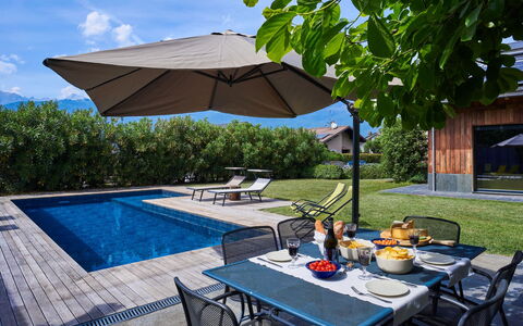 Woodhouse: Table, Plante, Meubles, Nuage, Ciel, L'Eau, Piscine, Bâtiment, Chaise, Parapluie