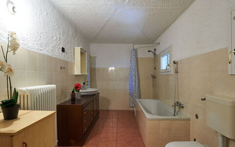Bellano 14: Miroir, Évier, Luminaire Plomberie, Bâtiment, Robinet, Baignoire, Salle De Bains, Plante D'Appartement, Plante, Éclairage