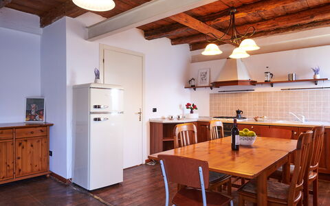 Bellano 14: Meubles, Cabinetry, Propriété, Table, Bois, Chaise, Architecture, Design Intérieur, Cuisine, Vaisselle