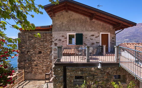 Bellano 14: Ciel, Plante, Bâtiment, Propriété, Fenêtre, Bois, Architecture, Maison, Chalet, Arbre