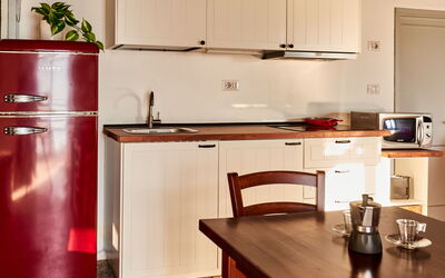 Mamo 14.4: Cabinetry, Plante, Propriété, Meubles, Comptoir, Bois, Bâtiment, Cuisine, Table, Cuisinière