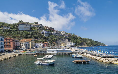 Sorrento Shore: L'Eau, Ciel, Bateau, Nuage, Bâtiment, Navire, Véhicule, Bleu Azur, Cotiers Et Relief Océaniques, Lac