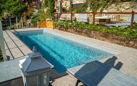 Villa Vetice: L'Eau, Plante, Propriété, Bâtiment, Piscine, Bleu Azur, Rectangle, Fenêtre, Mobilier De Jardin, Ombre