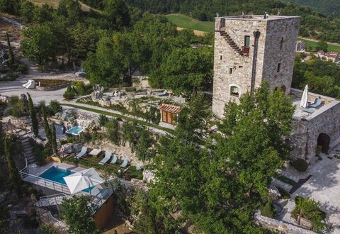 Villa Vetice: Propriété, Plante, Bâtiment, La Nature, Arbre, Végétation, Design Urbain, Zone Résidentielle, Maison, Paysage