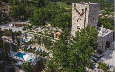 Villa Vetice: Propriété, Plante, Bâtiment, La Nature, Arbre, Végétation, Design Urbain, Zone Résidentielle, Maison, Paysage