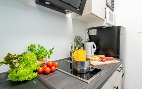 Lydia: Aliments, Comptoir, Vaisselle, Appareil De Cuisine, Orange, Cuisine, Électroménager, Cabinetry, Cuisinière