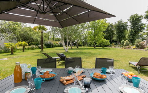 L'Échappée: Table, Plante, Meubles, Propriété, Vaisselle, Chaise, Tableau De Plein Air, Mobilier De Jardin, Ombre, Design Intérieur