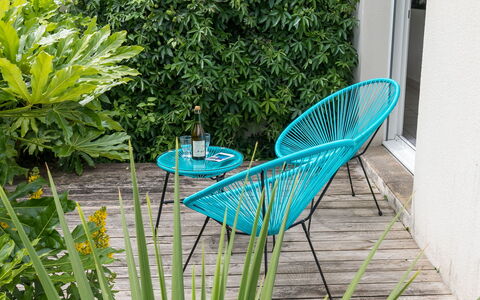 L'Échappée: Plante, Chaise, Mobilier De Jardin, Arbre, Terrestre Des Plantes, Tableau De Plein Air, Herbe, Bois, Suppression Des Plantes Ligneuses, Arbuste