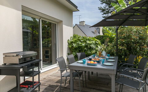 L'Échappée: Plante, Meubles, Table, Fenêtre, Chaise, Bâtiment, Ombre, Pot De Fleur, Design Intérieur, Plante D'Appartement