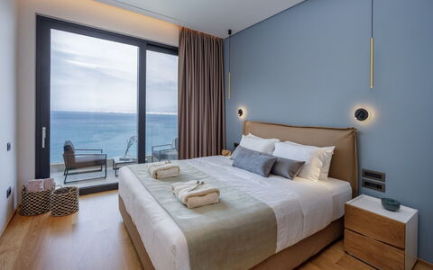 Nereid Luxury Villa: Meubles, Bâtiment, Propriété, Confort, Bleu Azur, Bois, Textile, Oreiller, Fenêtre, Design Intérieur