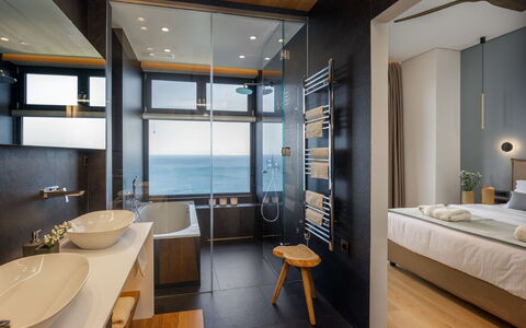 Nereid Luxury Villa: Meubles, Bâtiment, Propriété, Table, Bleu Azur, Maison, Lampe, Bois, Fenêtre, Confort